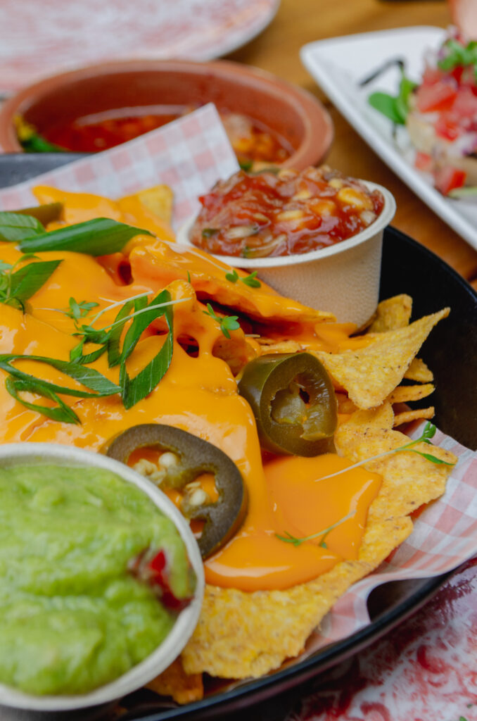 een close up van een bord nacho's