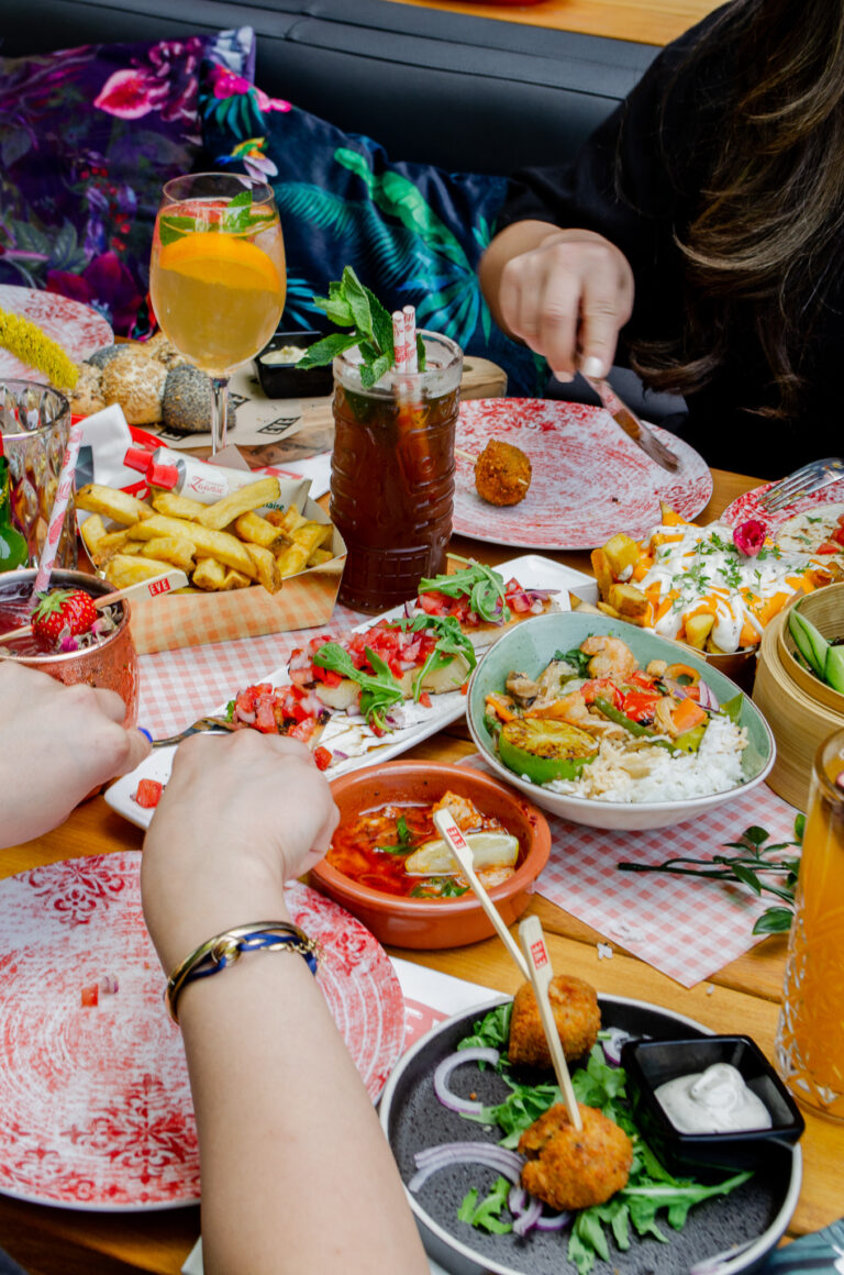 een tafel vol met streetfood en kleine tapas bij all you can eat restaurant eve zaandam